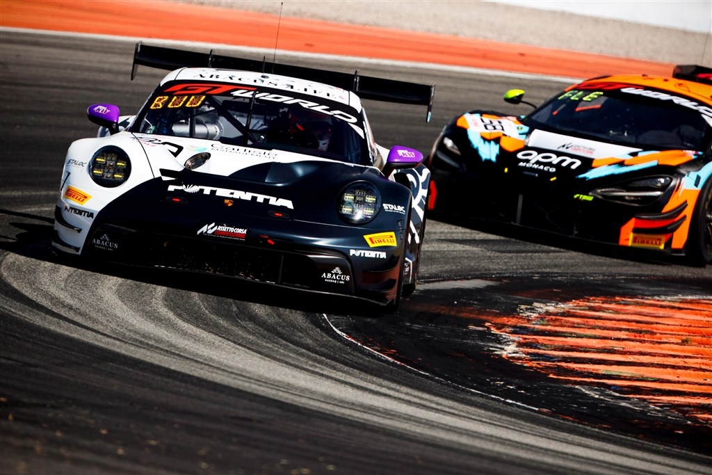 Bastian Buus på dobbeltpodie i Valencia.
(Foto: SRO Motorsports Group)